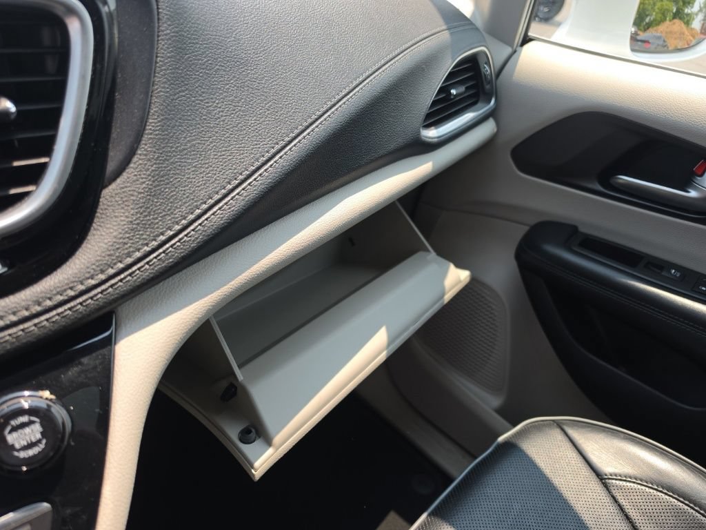 Used 2020 Chrysler Pacifica Limited FWD image 24