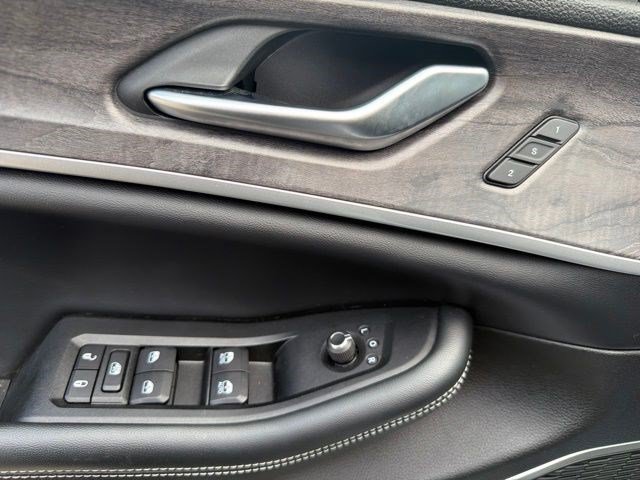 Used 2023 Jeep Grand Cherokee Limited w/ Luxury Tech Group II AWD/4WD image 12