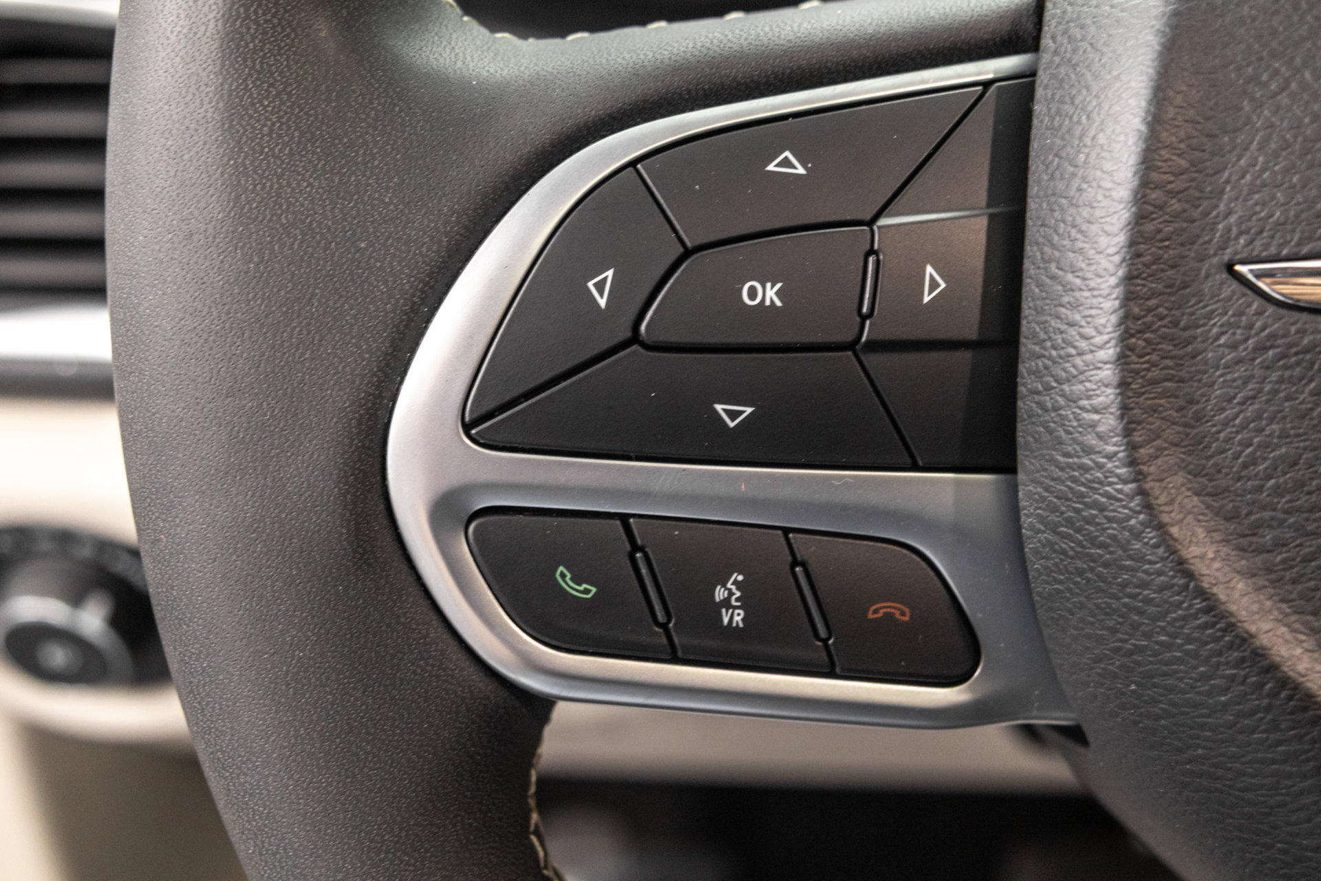Used 2023 Chrysler Pacifica Limited FWD image 19
