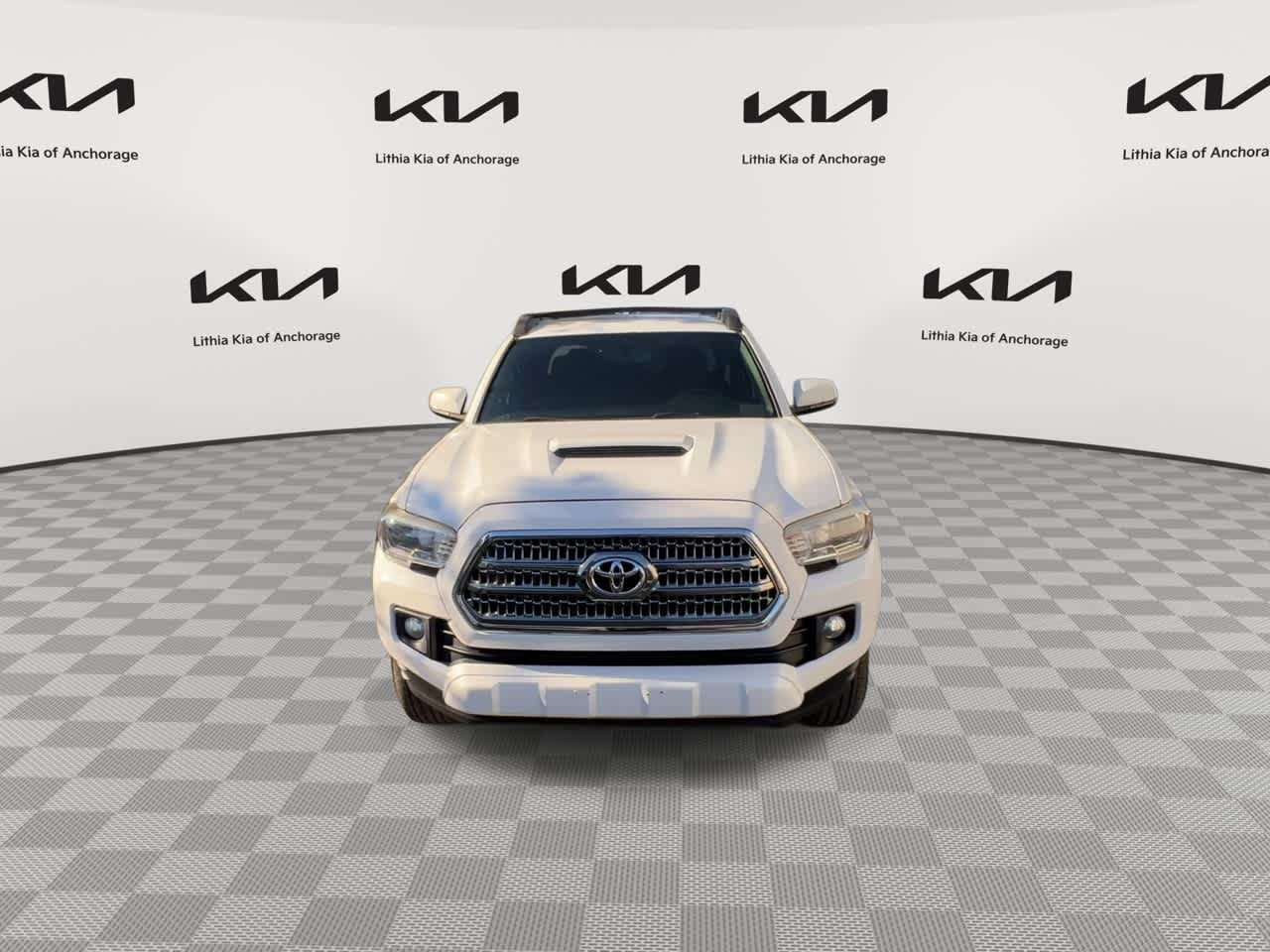 Used 2016 Toyota Tacoma TRD Sport w/ Towing Package AWD/4WD image 3