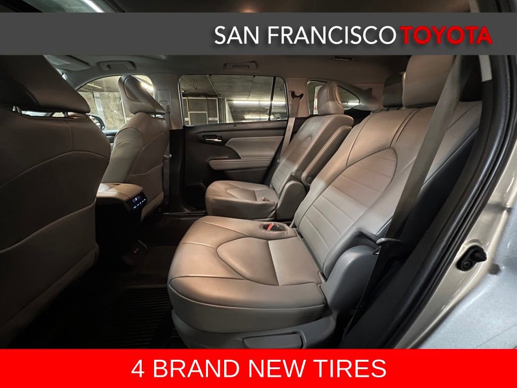 Used 2022 Toyota Highlander XLE AWD/4WD image 16