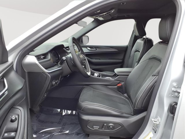 New 2025 Jeep Grand Cherokee Altitude AWD/4WD image 11