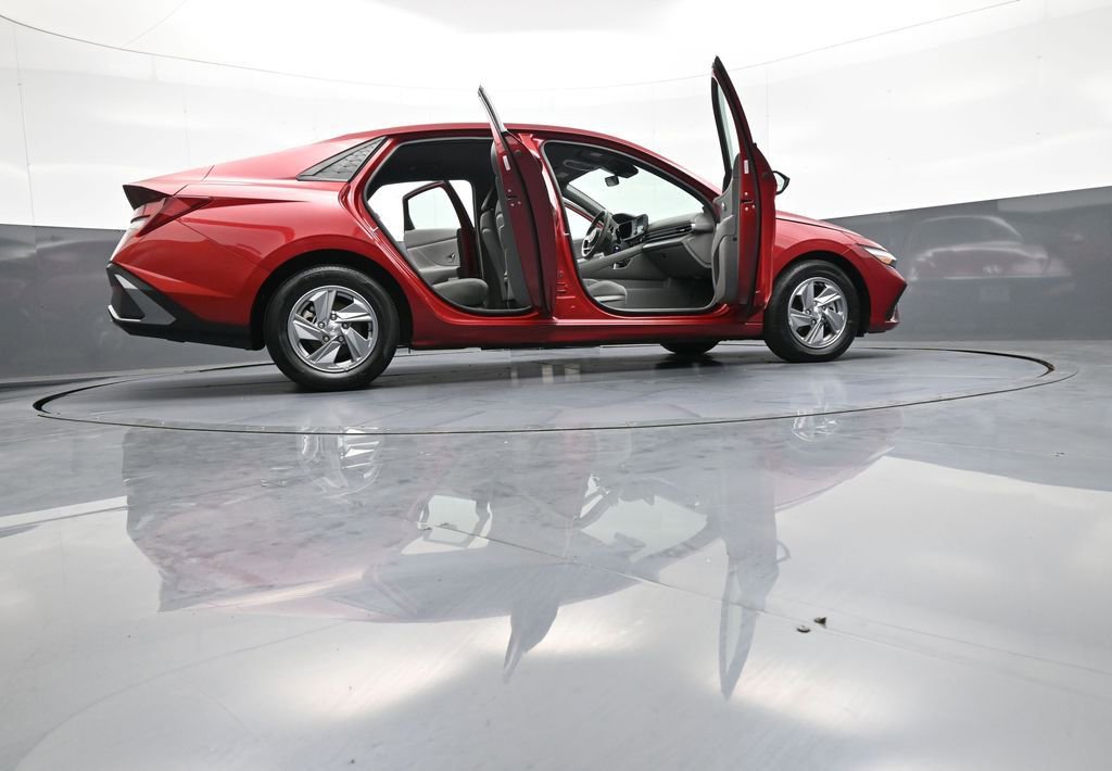 Certified 2024 Hyundai Elantra SE FWD image 47