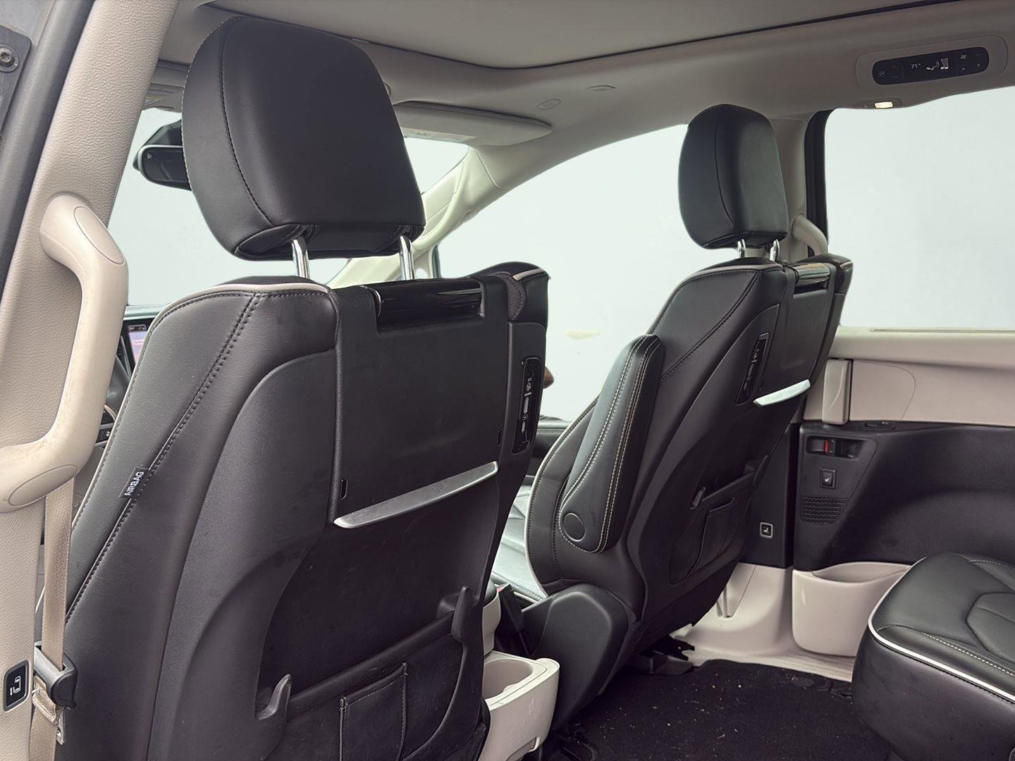 Used 2023 Chrysler Pacifica Limited w/ Uconnect Theater Family Group image 25