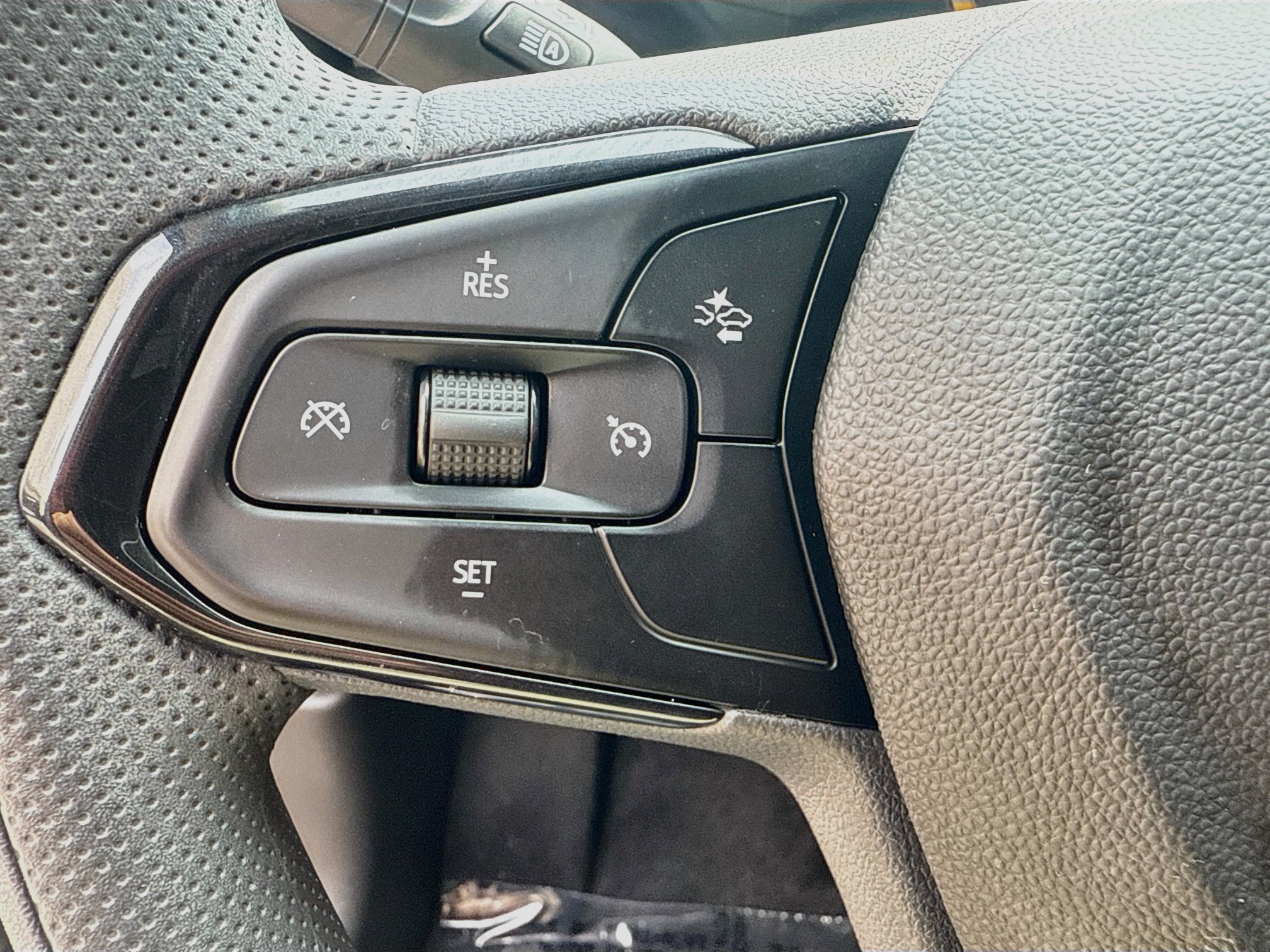 Used 2025 Chevrolet Trax LT FWD image 35