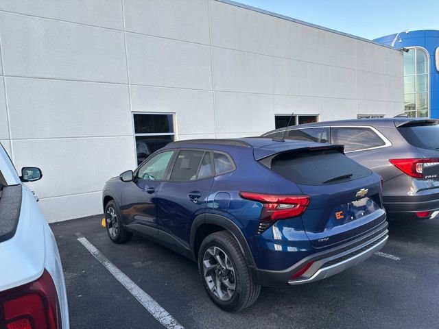 Used 2024 Chevrolet Trax LT w/ Sunroof Package FWD image 7
