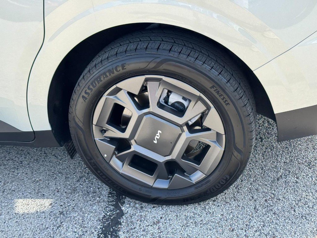 Used 2025 Kia Carnival EX FWD image 10