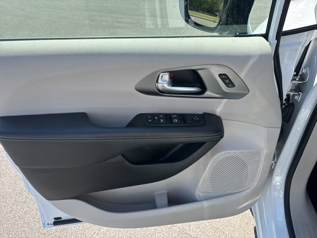 Used 2024 Chrysler Pacifica Touring-L FWD image 14
