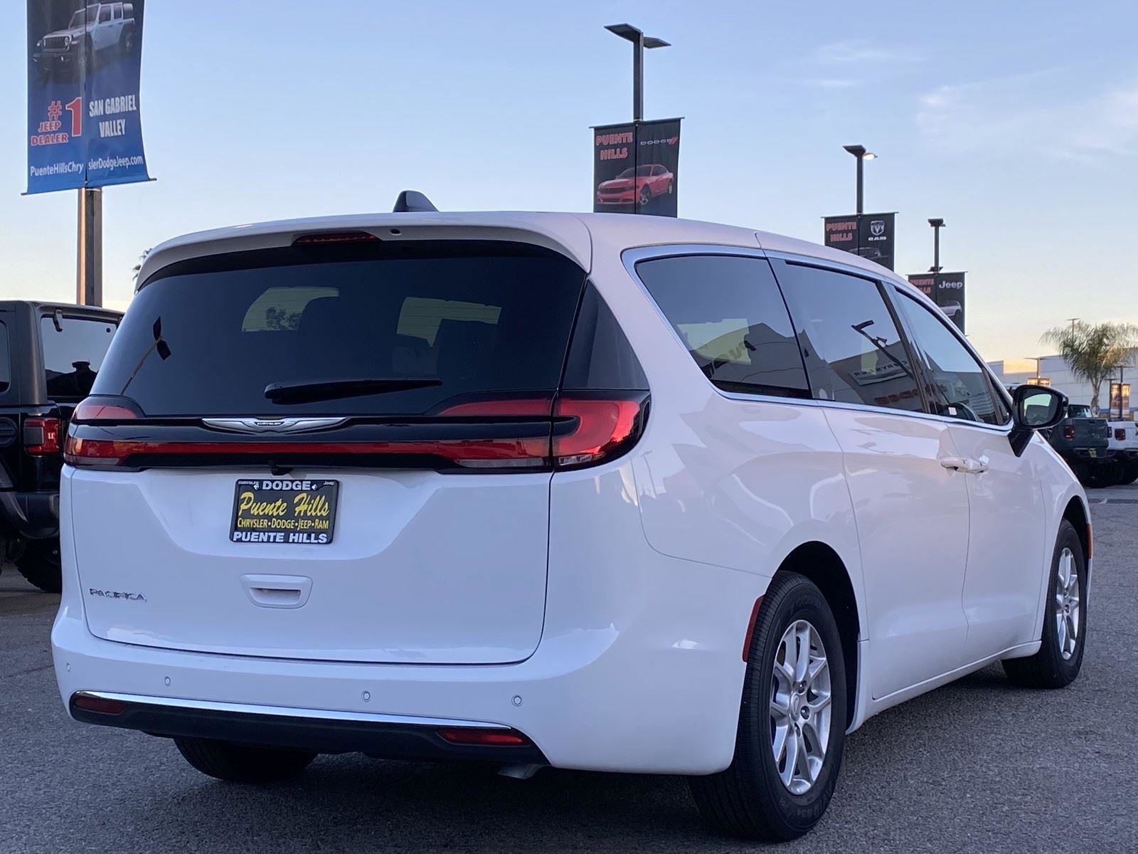 New 2026 Chrysler Pacifica Select FWD image 6