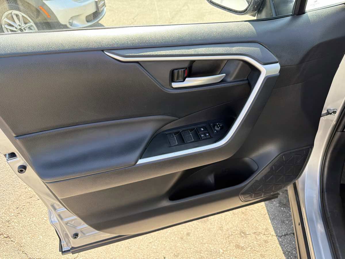 Used 2025 Toyota RAV4 XLE image 8