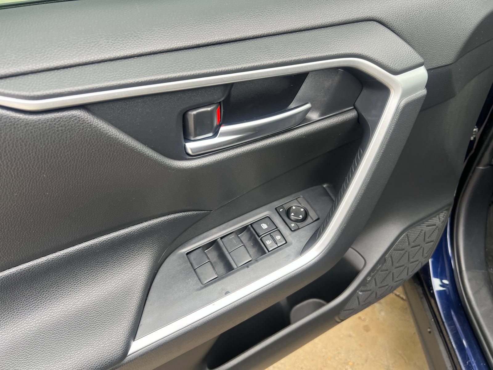 Used 2020 Toyota RAV4 XLE FWD image 24