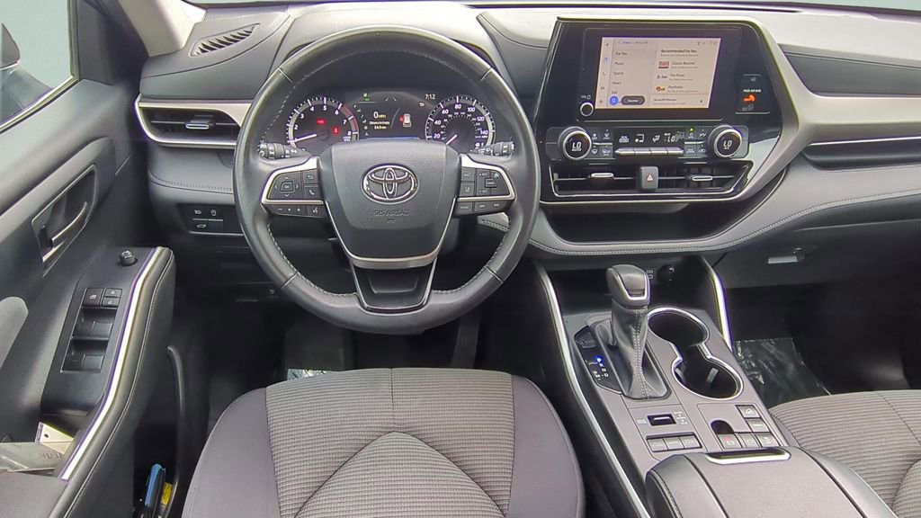 Used 2024 Toyota Highlander LE AWD/4WD image 12