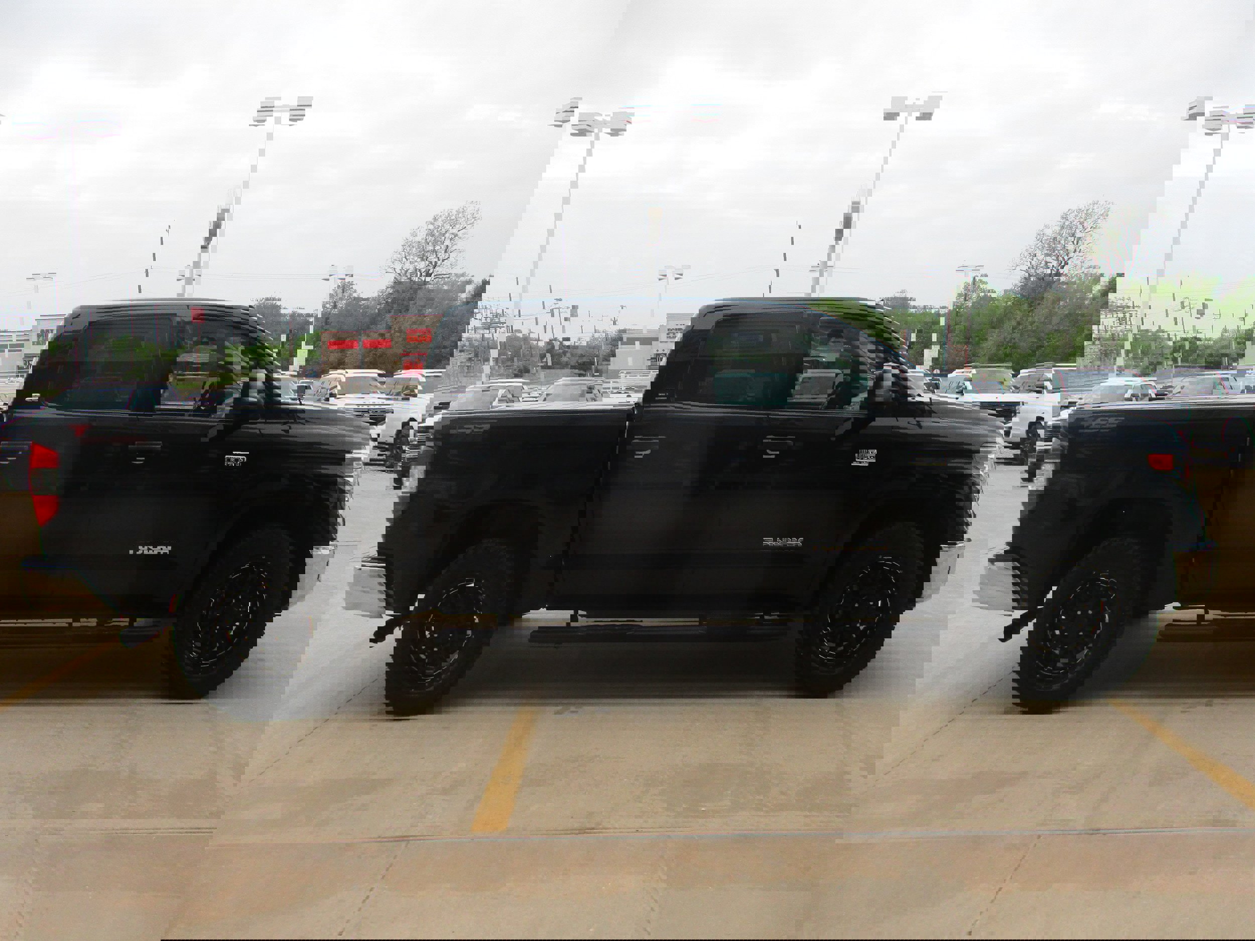 Used 2016 Toyota Tundra SR5 w/ SR5 Upgrade Package image 9