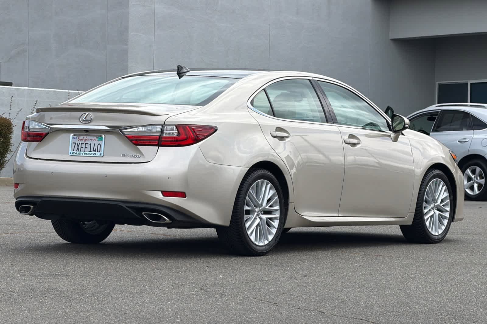 Used 2017 Lexus ES 350 w/ Luxury Package FWD image 2