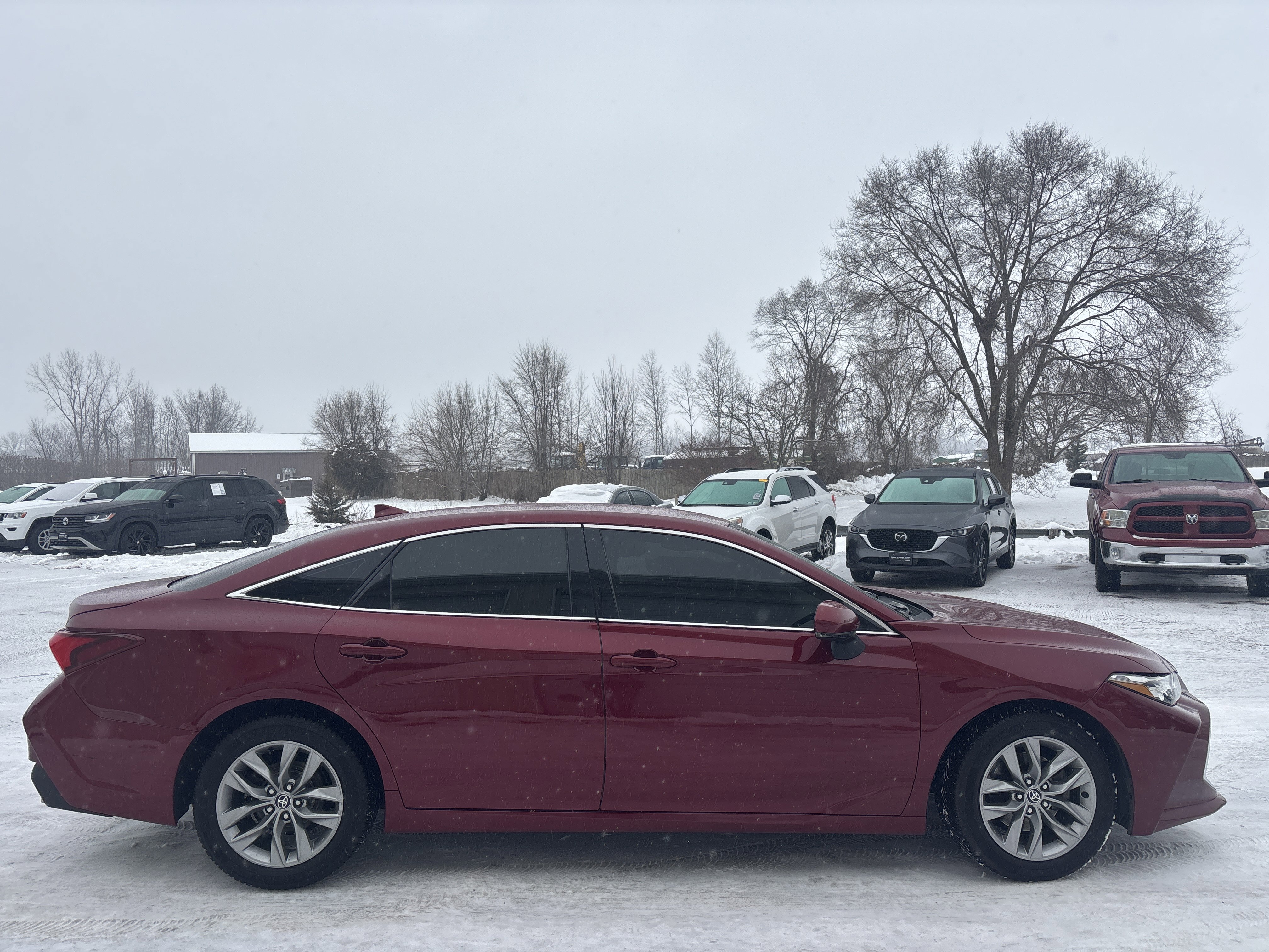 Used 2022 Toyota Avalon XLE FWD image 2