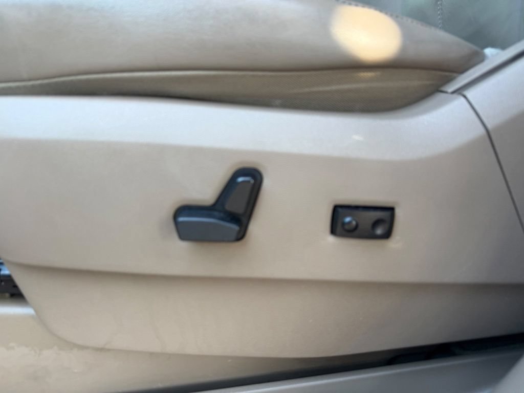 Used 2016 Chrysler Town & Country Limited Platinum FWD image 13