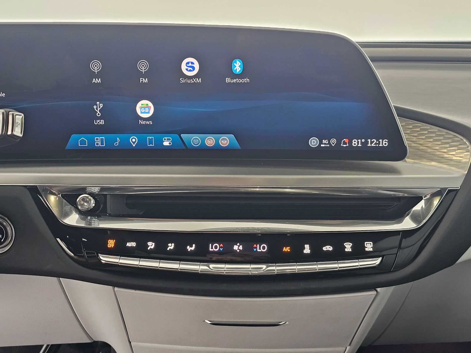 Used 2025 Cadillac Lyriq Luxury AWD/4WD image 27