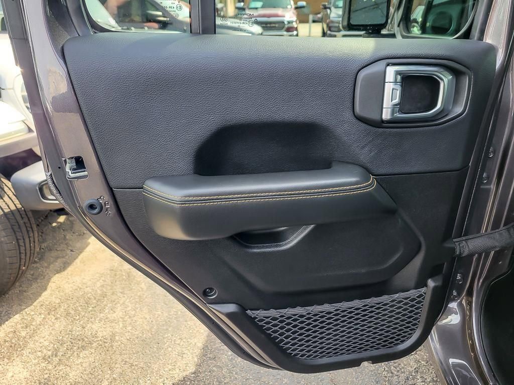 Used 2025 Jeep Wrangler Unlimited Sahara w/ Safety Group AWD/4WD image 19