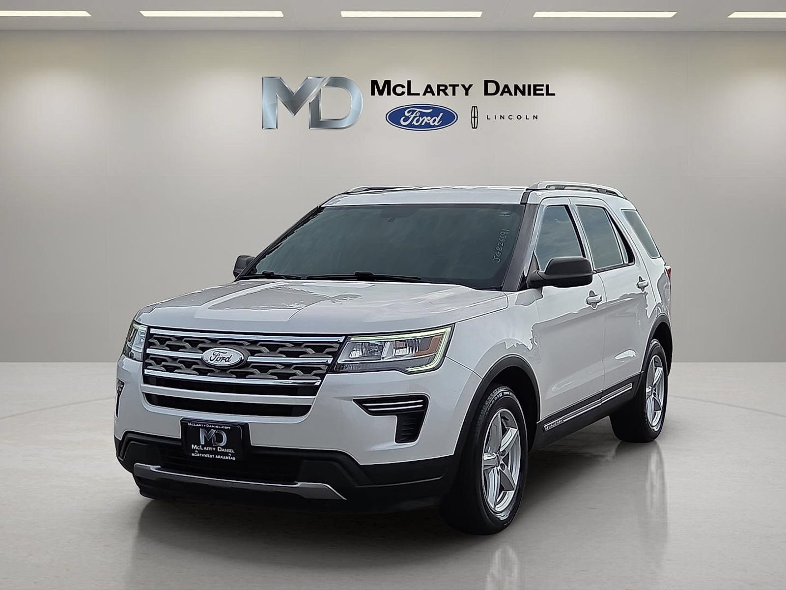 Used 2018 Ford Explorer XLT FWD image 2