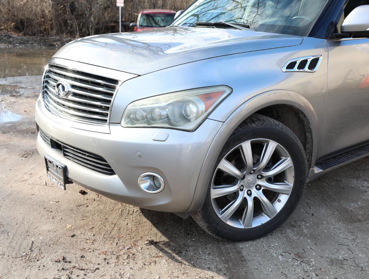 Used 2013 INFINITI QX56 4WD w/ Deluxe Touring Pkg image 2
