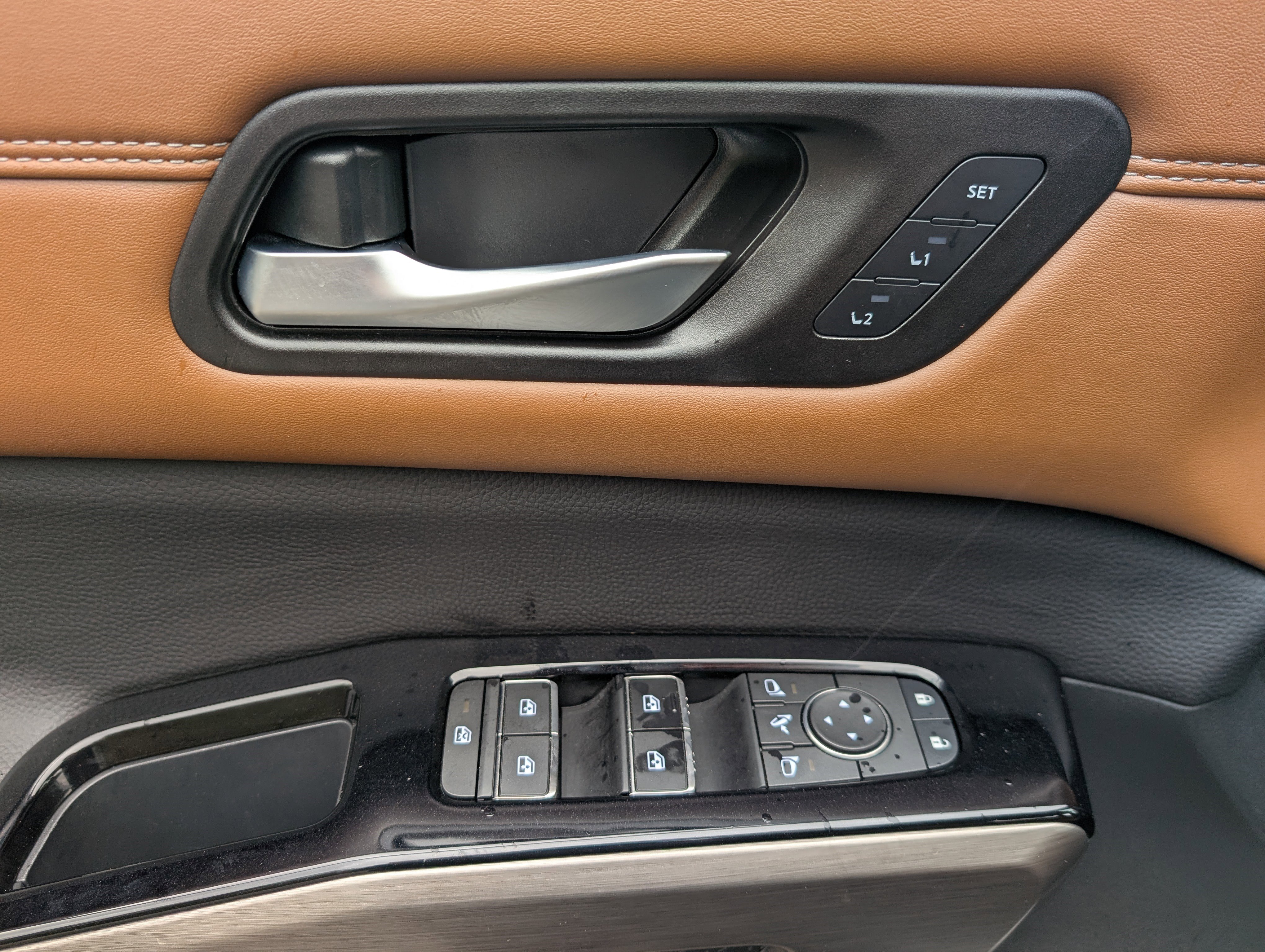 Used 2025 Nissan Pathfinder Platinum w/ Cargo Package image 15