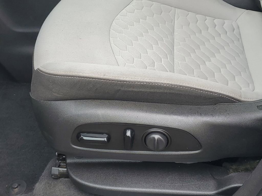 Used 2020 Chevrolet Equinox LS w/ LS Convenience Package FWD image 11