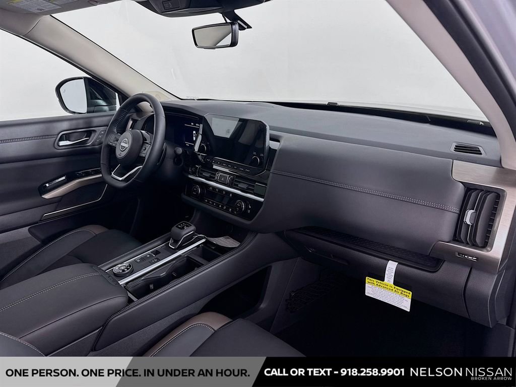 New 2025 Nissan Pathfinder Platinum w/ Black Appearance Package image 32