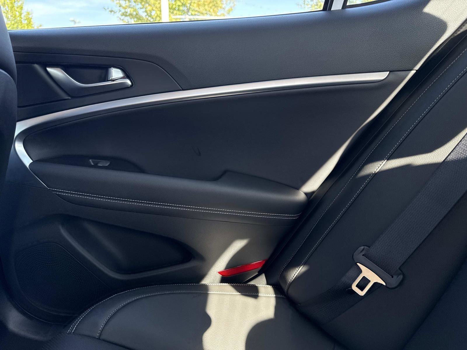 Used 2025 Genesis G70 2.5T image 15