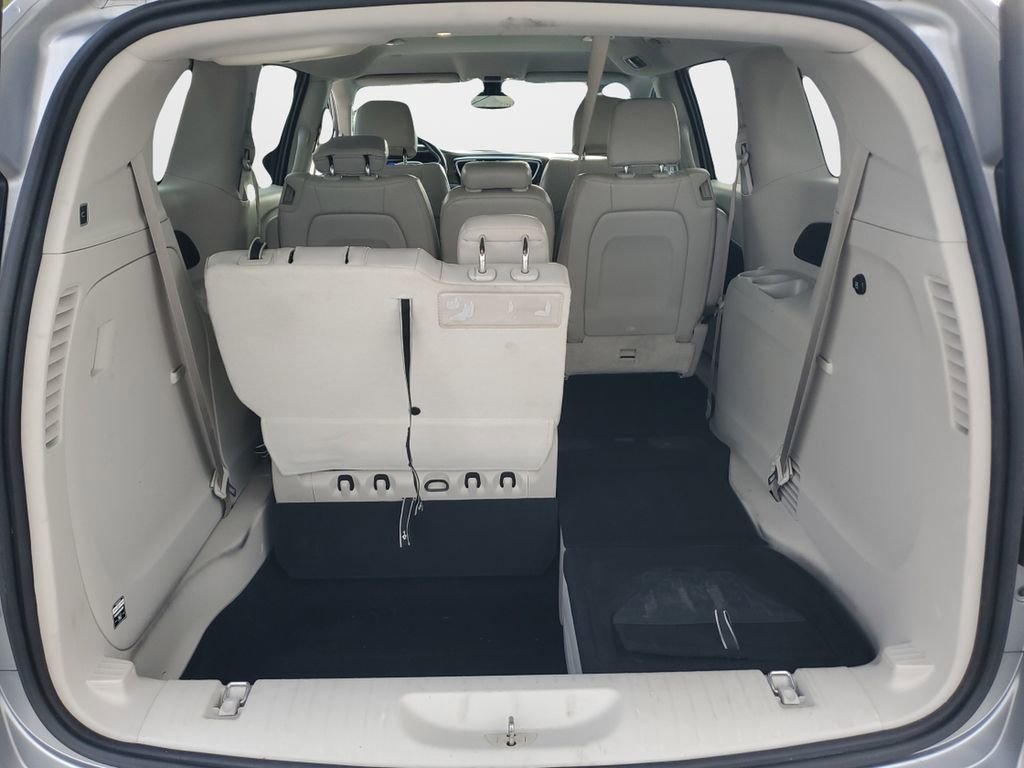 Used 2017 Chrysler Pacifica Touring-L w/ Tire & Wheel Group image 12