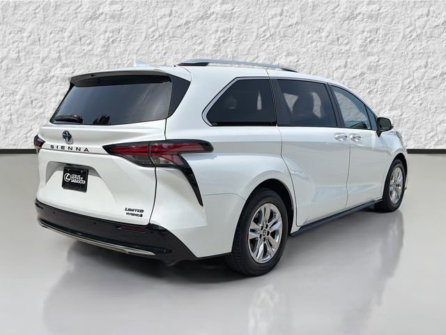 Used 2022 Toyota Sienna Limited FWD image 3