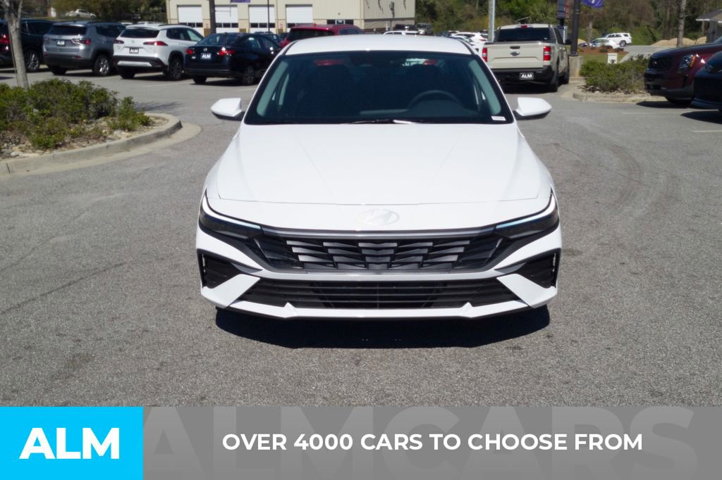 Used 2025 Hyundai Elantra Blue image 2