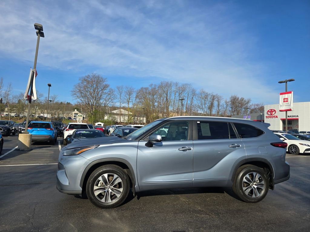 Used 2023 Toyota Highlander XLE AWD/4WD image 3