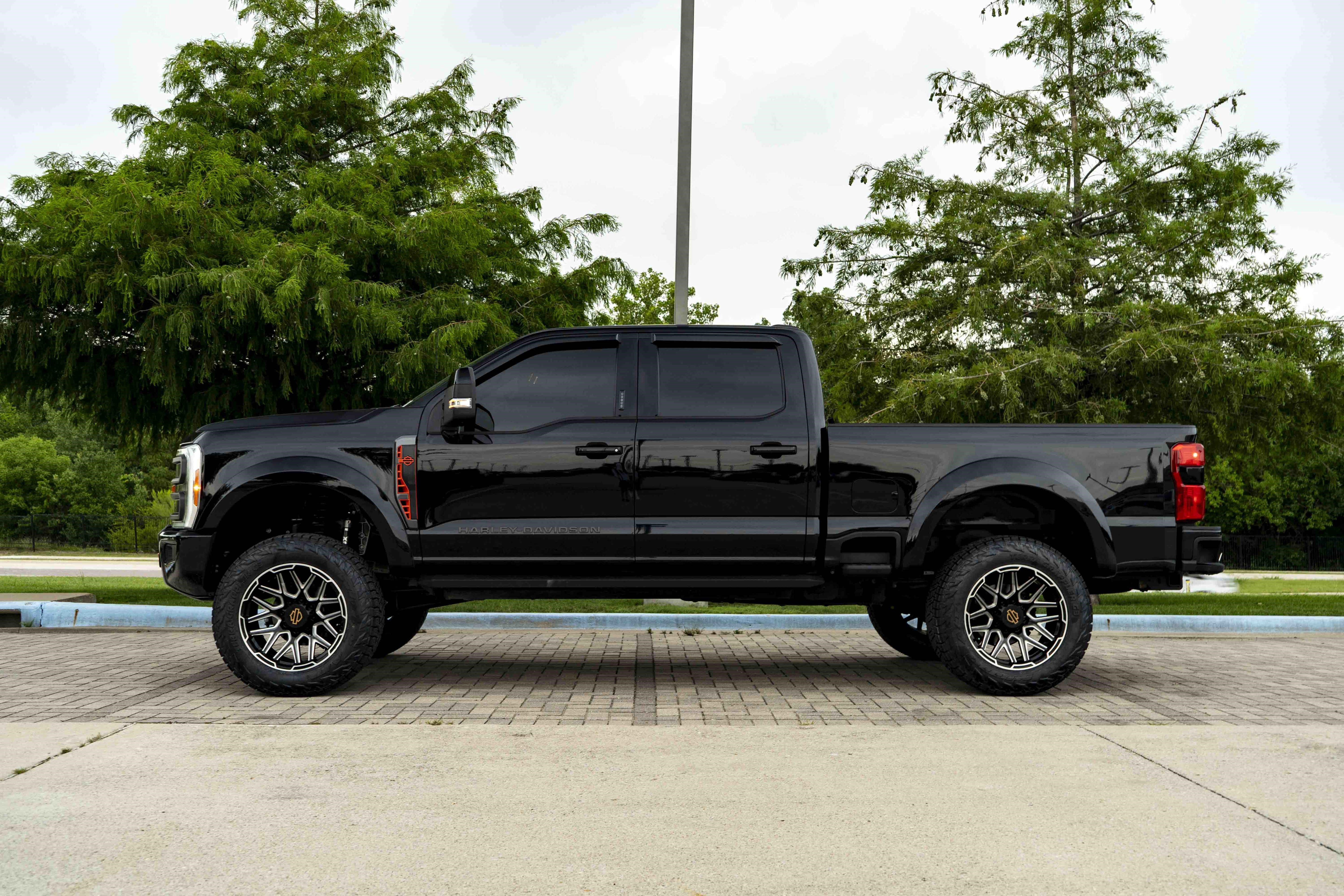 Used 2023 Ford F250 Lariat w/ Lariat Ultimate Package AWD/4WD image 5