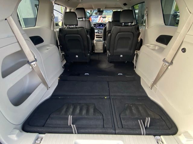 Used 2023 Chrysler Pacifica Touring-L image 26
