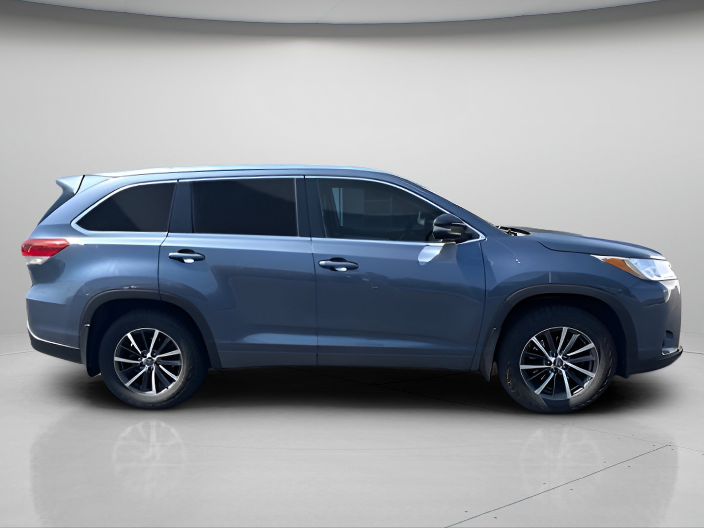 Used 2017 Toyota Highlander XLE AWD/4WD image 3