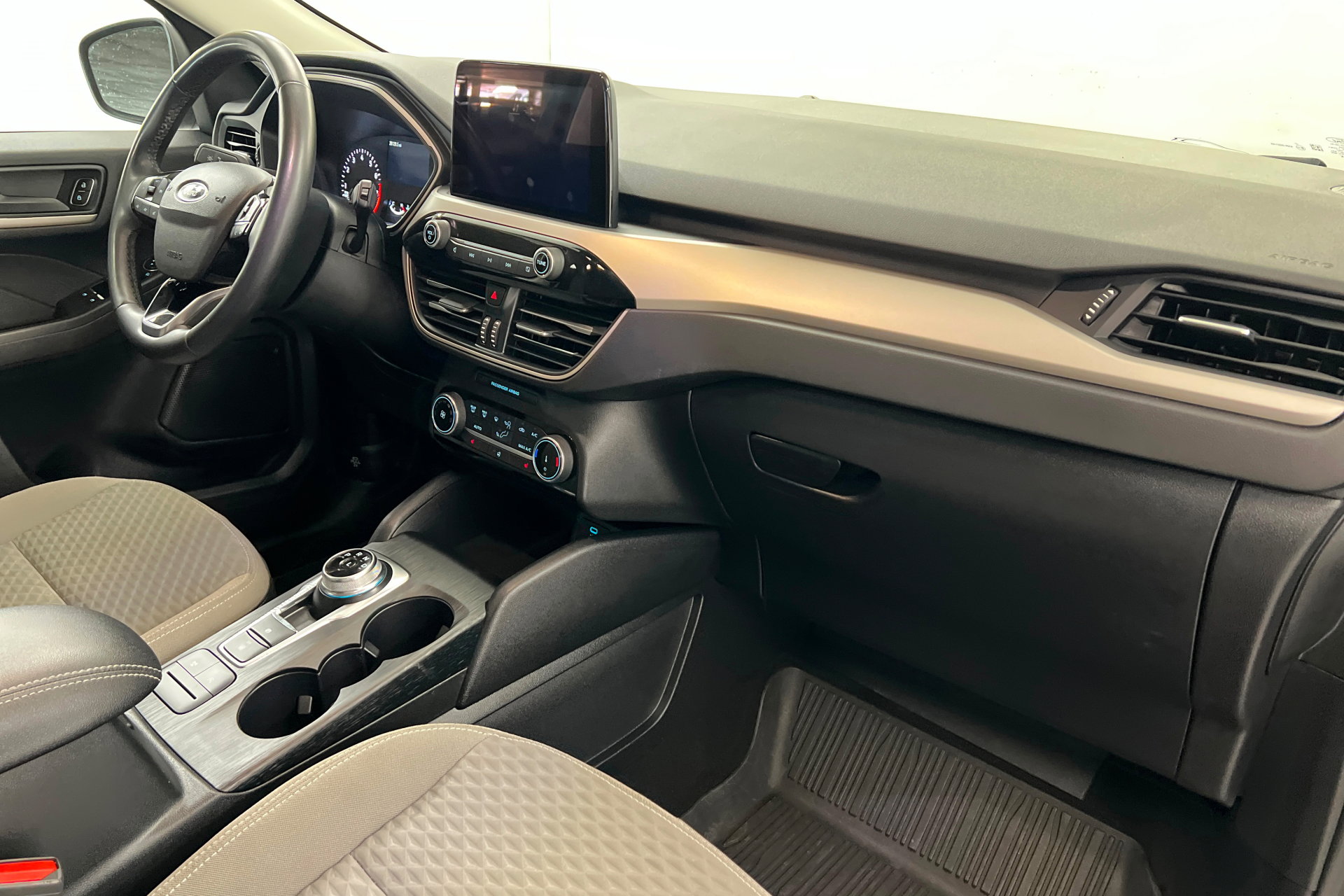 Used 2022 Ford Escape SE w/ Cold Weather Package image 25