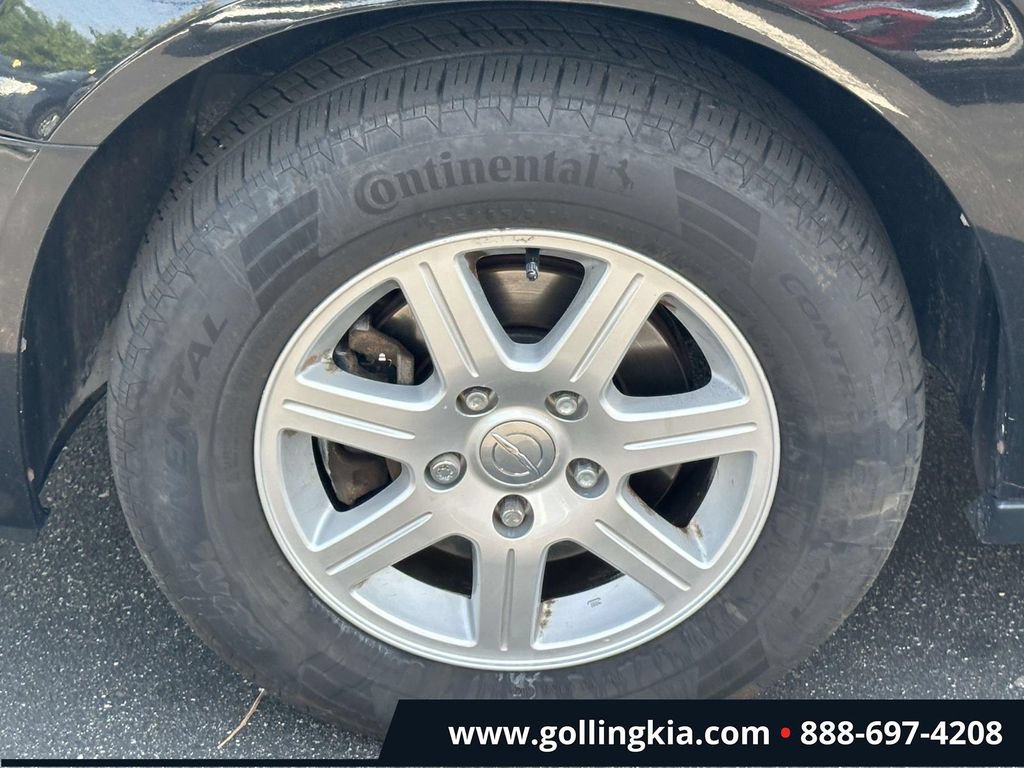 Used 2012 Chrysler Town & Country Touring FWD image 7