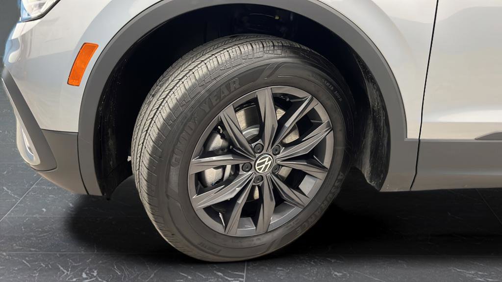 Used 2024 Volkswagen Tiguan SE AWD/4WD image 35