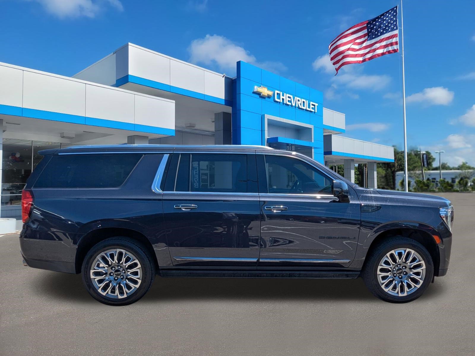 Used 2023 GMC Yukon XL Denali Ultimate image 3