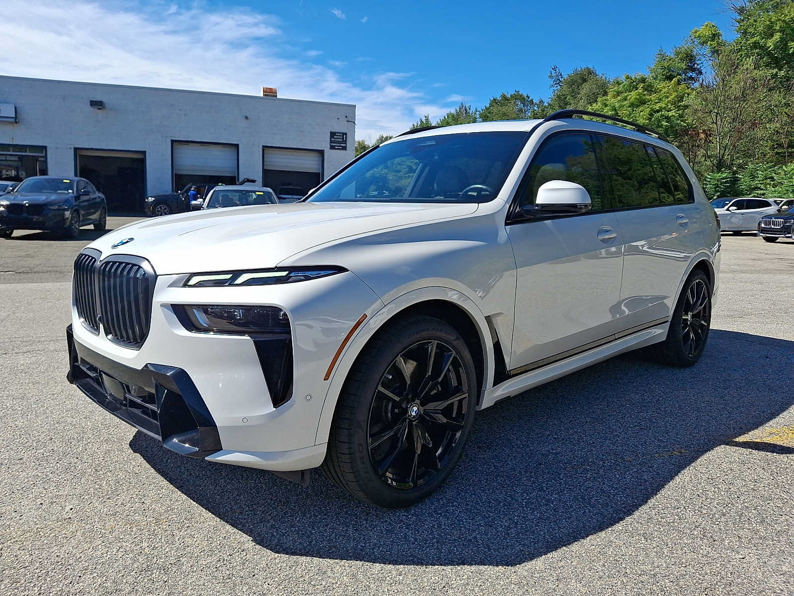 Used 2024 BMW X7 xDrive40i w/ M Sport Package AWD/4WD image 3