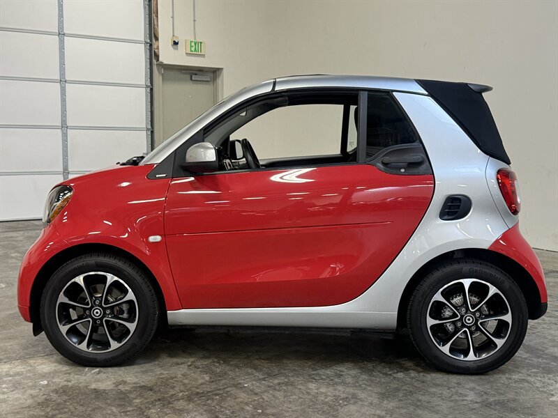 Used 2017 smart fortwo passion RWD image 31