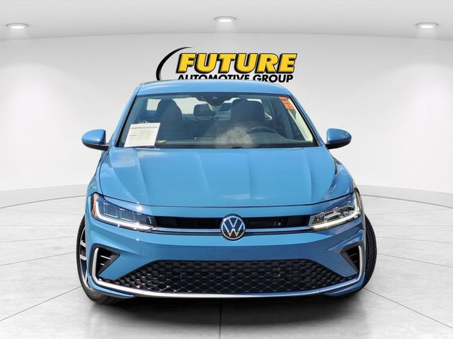 Used 2025 Volkswagen Jetta SE FWD image 2