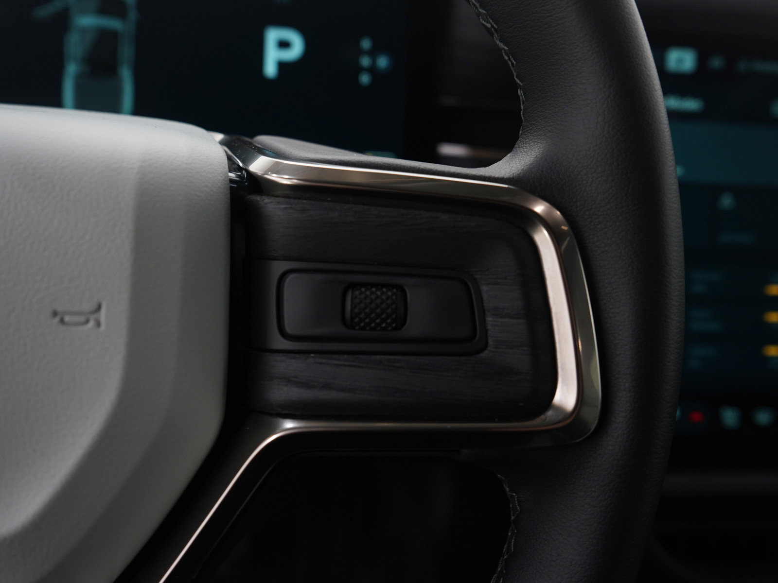 Used 2025 Rivian R1T Adventure image 27