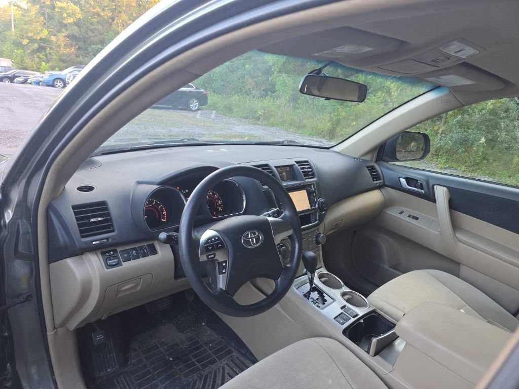 Used 2013 Toyota Highlander Plus AWD/4WD image 12