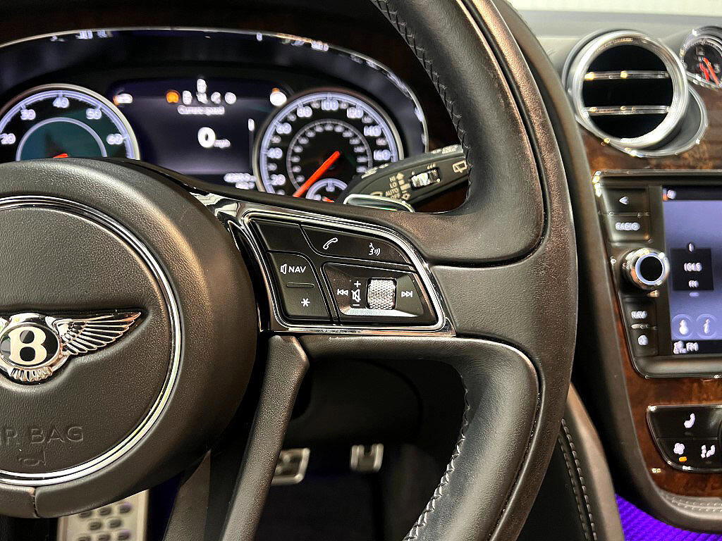 Used 2019 Bentley Bentayga image 22
