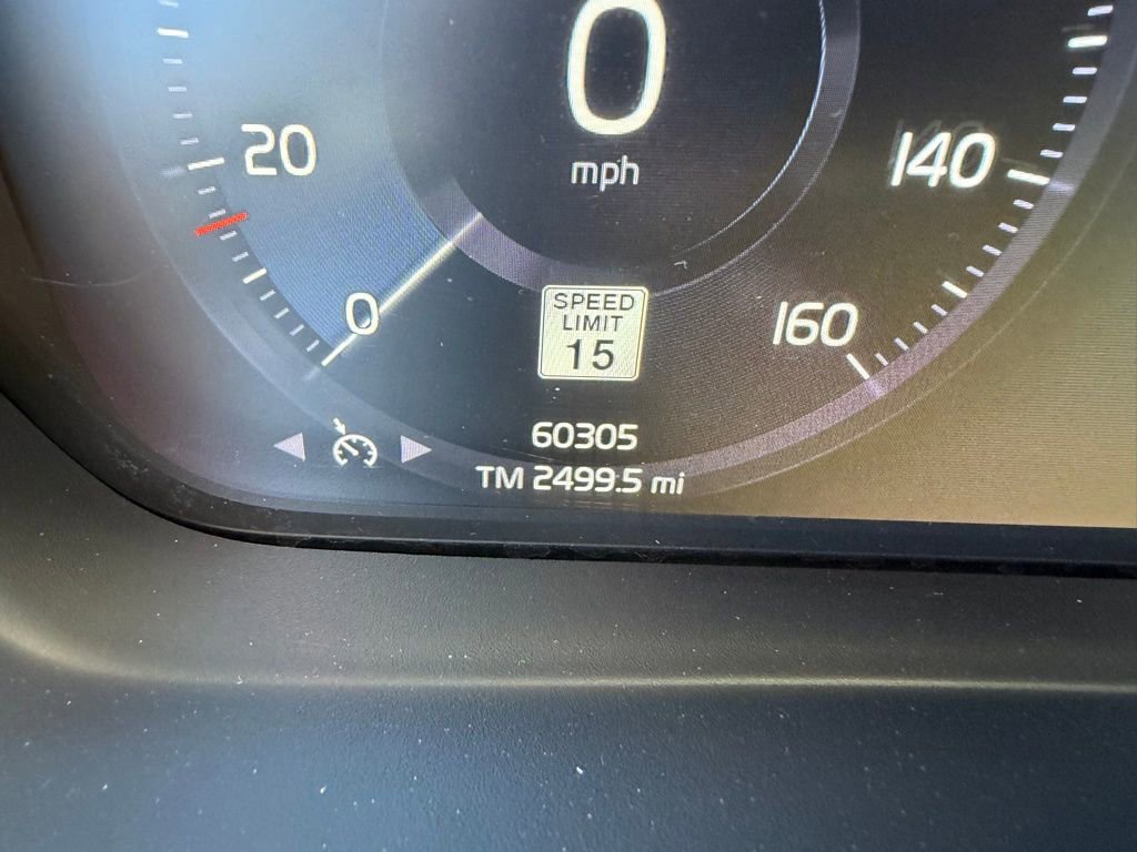 Used 2021 Volvo XC40 T5 Momentum image 17