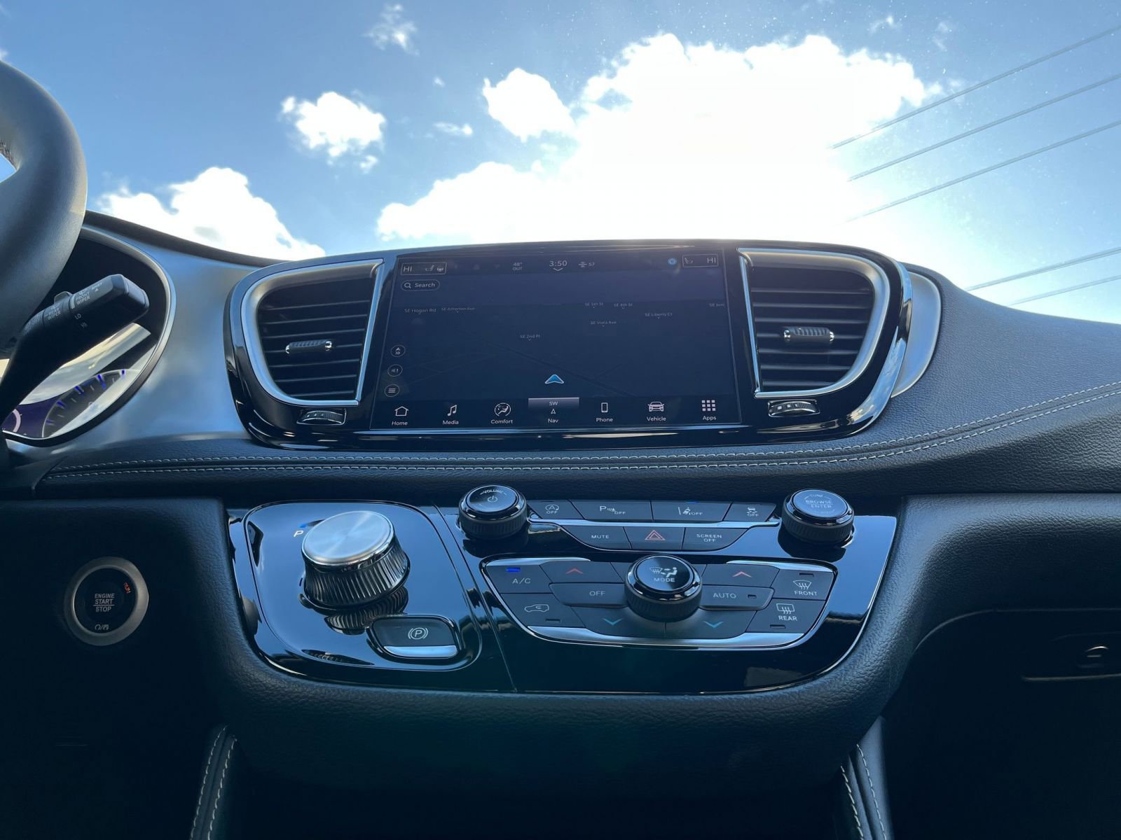 Used 2025 Chrysler Pacifica Limited image 21