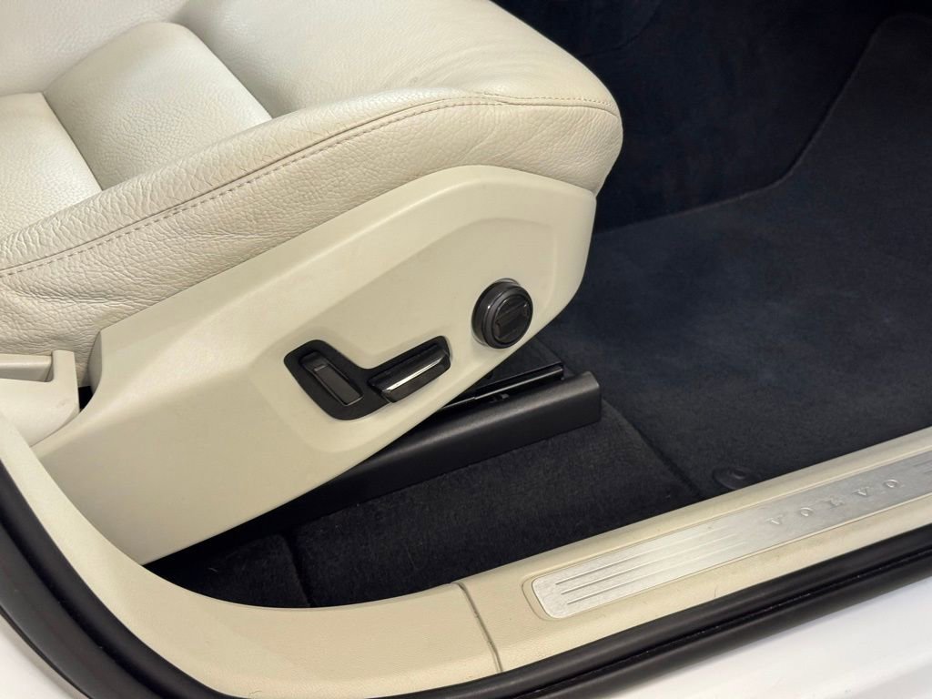 Used 2023 Volvo XC60 B5 Plus image 29