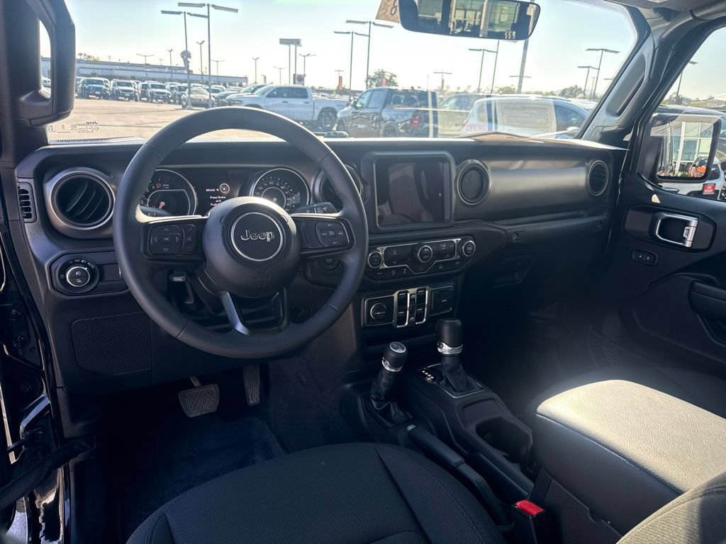 Certified 2023 Jeep Gladiator Sport AWD/4WD image 16