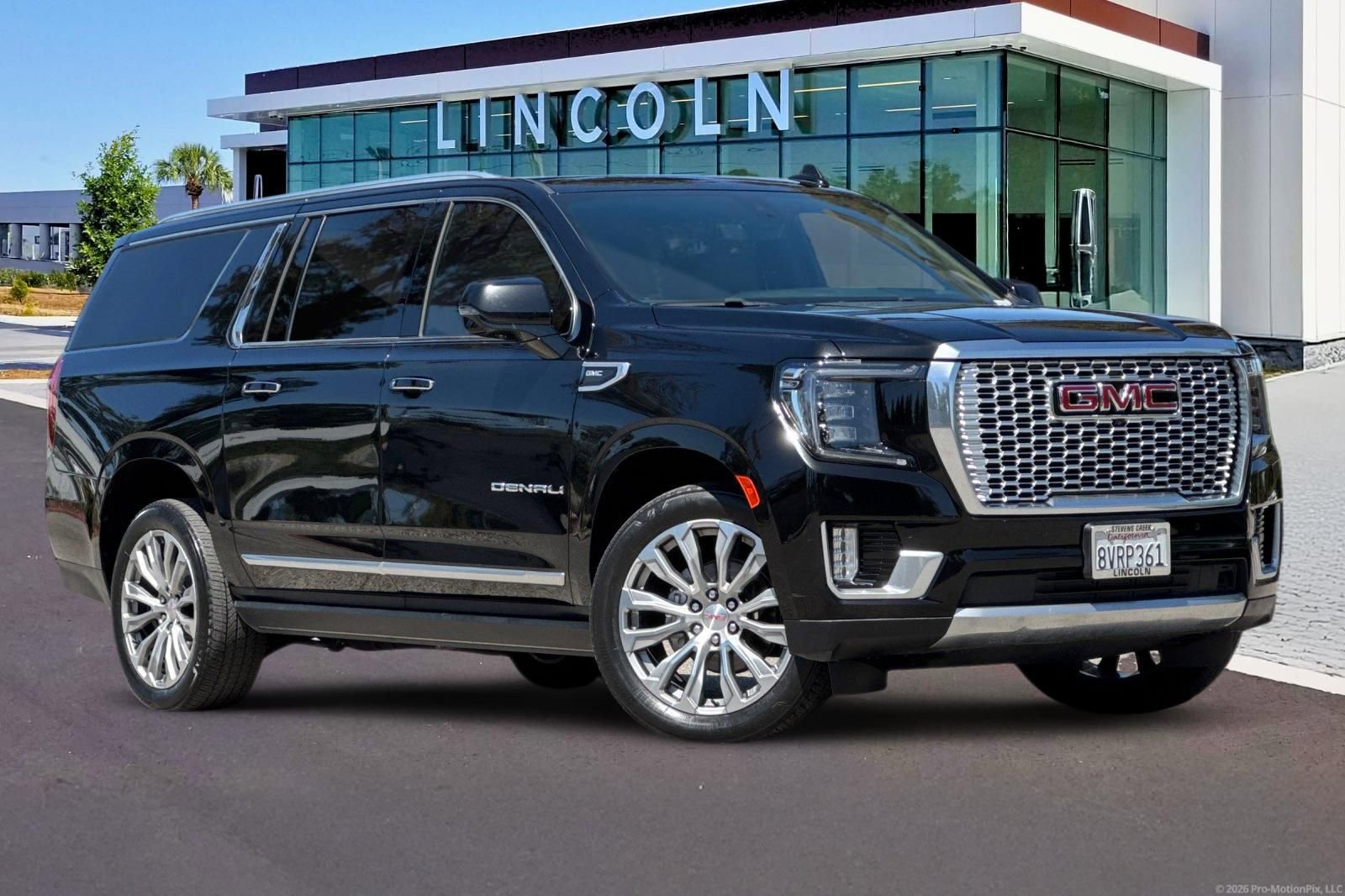 Used 2021 GMC Yukon XL Denali w/ Denali Premium Package image 2
